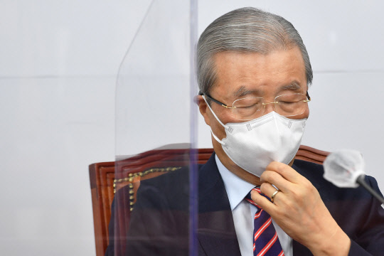 김종인 국민의힘 비상대책위원장이 21일 국회에서 열린 비상대책위원회의에 참석해 있다. 연합뉴스